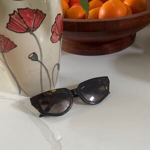 Dezi Eyewear “On Read” Tortoise Shell Women's Sunglasses